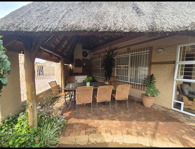 3 BEDROOM TOWNHOUSE FOR SALE IN ARCON PARK